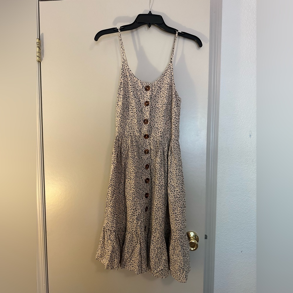 NWOT Knee length dress with pockets. Size Small. Cheetah print.
